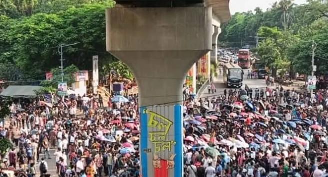 শাহবাগ মোড় অবরোধ, যান চলাচল বন্ধ প্রকৌশল শিক্ষার্থীদের আন্দোলনে